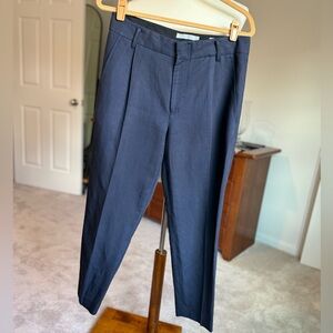 EUC Vince LinenCotton trouser. Navy. 32” waist. 26” inseam. Tapered leg. Size 8